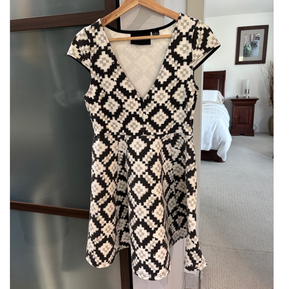 MINKPINK Fit & Flare Mini Dress - Black/Gray/White Abstract Pattern Size M - Picture 4 of 12